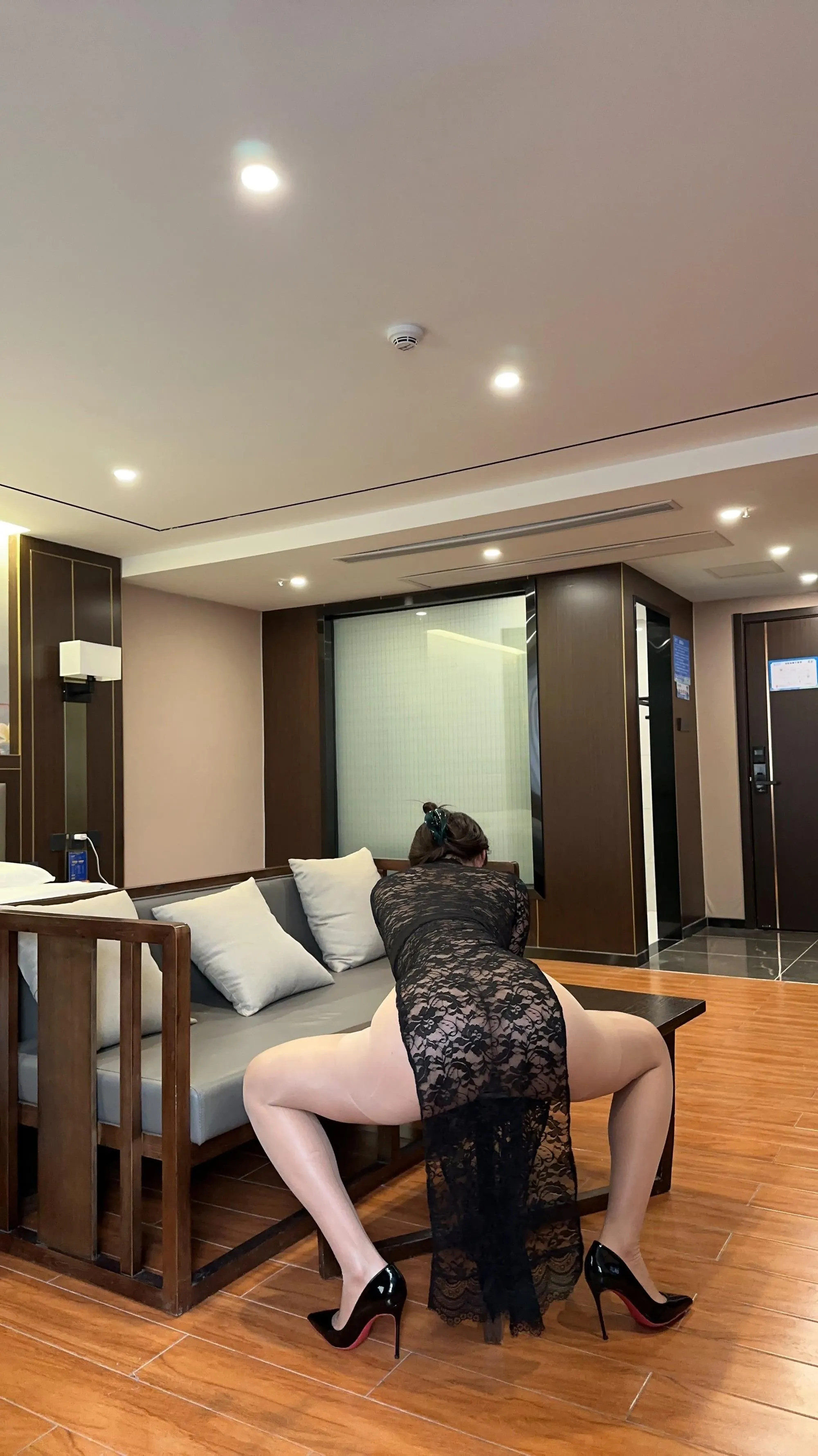 NO.017 奶宝妹纸 – 微密圈系列  蕾丝长裙撕袜 [67P]插图5